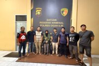 Terduga pelaku saat menyerahkan diri ke Polres OKU Selatan. Foto: dokumen polisi.