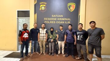 Terduga pelaku saat menyerahkan diri ke Polres OKU Selatan. Foto: dokumen polisi.