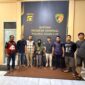 Terduga pelaku saat menyerahkan diri ke Polres OKU Selatan. Foto: dokumen polisi.