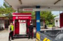Personil Piket SPKT Regu III Polsek Buay Madang Timur, Polres OKU Timur, saat berdialog dengan petugas operator dalam rangka patroli dan monitoring pengisian BBM di agen Pertashop Desa Karang Tengah, Buay Madang Timur, OKU Timur. 