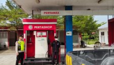 Personil Piket SPKT Regu III Polsek Buay Madang Timur, Polres OKU Timur, saat berdialog dengan petugas operator dalam rangka patroli dan monitoring pengisian BBM di agen Pertashop Desa Karang Tengah, Buay Madang Timur, OKU Timur.