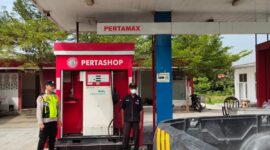 Personil Piket SPKT Regu III Polsek Buay Madang Timur, Polres OKU Timur, saat berdialog dengan petugas operator dalam rangka patroli dan monitoring pengisian BBM di agen Pertashop Desa Karang Tengah, Buay Madang Timur, OKU Timur. 