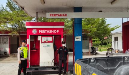 Personil Piket SPKT Regu III Polsek Buay Madang Timur, Polres OKU Timur, saat berdialog dengan petugas operator dalam rangka patroli dan monitoring pengisian BBM di agen Pertashop Desa Karang Tengah, Buay Madang Timur, OKU Timur.