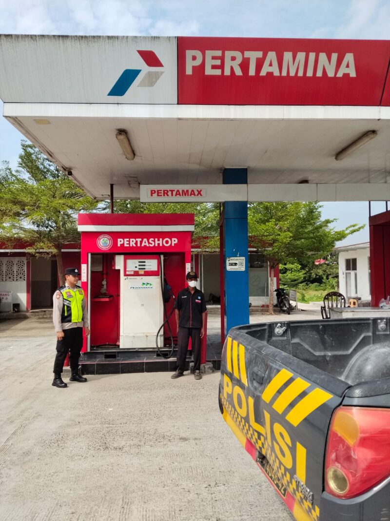 Personil Piket SPKT Regu III Polsek Buay Madang Timur, Polres OKU Timur, saat berdialog dengan petugas operator dalam rangka patroli dan monitoring pengisian BBM di agen Pertashop Desa Karang Tengah, Buay Madang Timur, OKU Timur. 