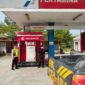 Personil Piket SPKT Regu III Polsek Buay Madang Timur, Polres OKU Timur, saat berdialog dengan petugas operator dalam rangka patroli dan monitoring pengisian BBM di agen Pertashop Desa Karang Tengah, Buay Madang Timur, OKU Timur. 