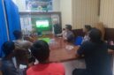 Kapolsek Buay Madang Timur Iptu Swisspo, bersama personel dan warga pencinta sepak bola saat menyaksikan pertandingan Pesta Bola Dunia 2026 antara Swiss vs Bosnia di ruang pertemuan Mako Polsek Buay Madang Timur, OKU Timur. 