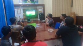 Kapolsek Buay Madang Timur Iptu Swisspo, bersama personel dan warga pencinta sepak bola saat menyaksikan pertandingan Pesta Bola Dunia 2026 antara Swiss vs Bosnia di ruang pertemuan Mako Polsek Buay Madang Timur, OKU Timur. 