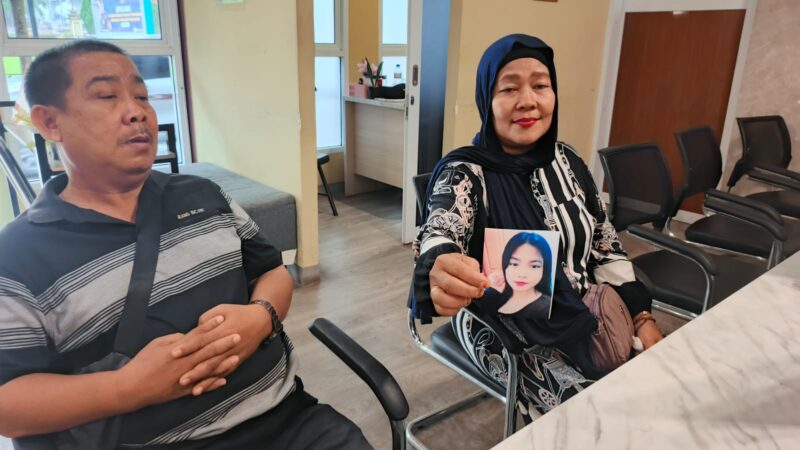 Kedua Orang tua Fera saat melaporkan anaknya yang tak kunjung pulang rumah setelah 2 hari dan tanpa kabar.
