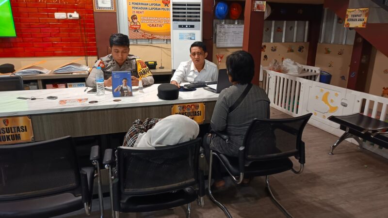Rohiman saat Melaporkan perbuatan tak senonoh itu k SPKT polrestabes Palembang.

