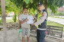 Personil Polsek Buay Madang Timur menyerahkan lembaran Maklumat Kapolda Sumsel tentang larangan membakar hutan dan lahan kepada salah seorang warga saat menggelar patroli dialogis di Kecamatan Buay Madang Timur, Kabupaten OKU Timur. 