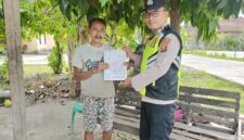 Personil Polsek Buay Madang Timur menyerahkan lembaran Maklumat Kapolda Sumsel tentang larangan membakar hutan dan lahan kepada salah seorang warga saat menggelar patroli dialogis di Kecamatan Buay Madang Timur, Kabupaten OKU Timur.