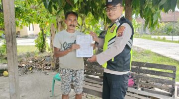 Personil Polsek Buay Madang Timur menyerahkan lembaran Maklumat Kapolda Sumsel tentang larangan membakar hutan dan lahan kepada salah seorang warga saat menggelar patroli dialogis di Kecamatan Buay Madang Timur, Kabupaten OKU Timur.