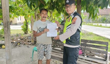 Personil Polsek Buay Madang Timur menyerahkan lembaran Maklumat Kapolda Sumsel tentang larangan membakar hutan dan lahan kepada salah seorang warga saat menggelar patroli dialogis di Kecamatan Buay Madang Timur, Kabupaten OKU Timur.