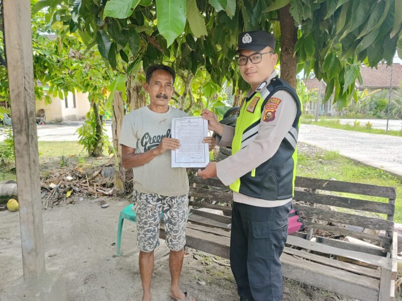 Personil Polsek Buay Madang Timur menyerahkan lembaran Maklumat Kapolda Sumsel tentang larangan membakar hutan dan lahan kepada salah seorang warga saat menggelar patroli dialogis di Kecamatan Buay Madang Timur, Kabupaten OKU Timur. 