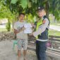 Personil Polsek Buay Madang Timur menyerahkan lembaran Maklumat Kapolda Sumsel tentang larangan membakar hutan dan lahan kepada salah seorang warga saat menggelar patroli dialogis di Kecamatan Buay Madang Timur, Kabupaten OKU Timur. 