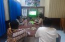 Kapolsek Buay Madang Timur Iptu Swisspo, bersama personel dan warga setempat menyaksikan pertandingan laga Pesta Bola Dunia 2026 antara Amerika Serikat melawan Australia di Mako Polsek Buay Madang Timur, Kabupaten OKU Timur. 