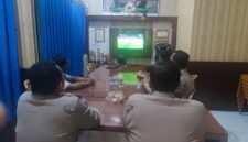Polsek Buay Madang Timur Polres OKU Timur menggelar kegiatan Nonton Bareng (Nobar) Pesta Bola Dunia 2026 pada Minggu (21/06/2026) dini hari di Mako Polsek BMT.