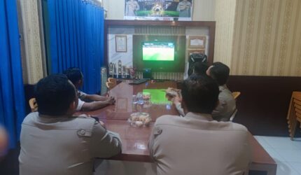 Polsek Buay Madang Timur Polres OKU Timur menggelar kegiatan Nonton Bareng (Nobar) Pesta Bola Dunia 2026 pada Minggu (21/06/2026) dini hari di Mako Polsek BMT.