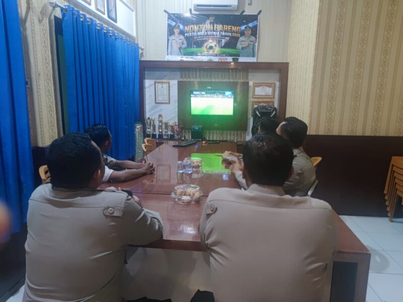 Polsek Buay Madang Timur Polres OKU Timur menggelar kegiatan Nonton Bareng (Nobar) Pesta Bola Dunia 2026 pada Minggu (21/06/2026) dini hari di Mako Polsek BMT.