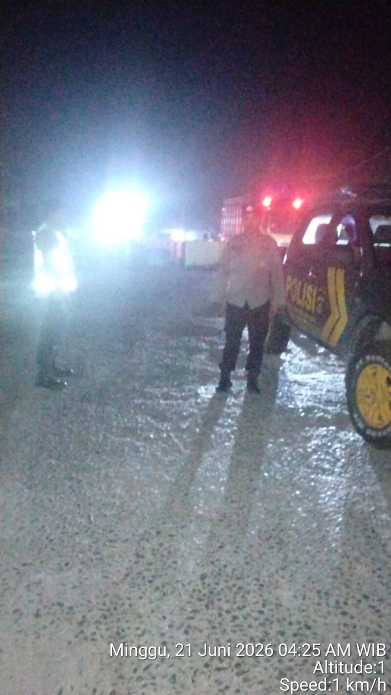 Guna menjamin rasa aman bagi masyarakat, 4 personel Polsek Buay Madang Timur Polres OKU Timur dipimpin Aiptu M Ali Amin melaksanakan giat Kegiatan Rutin Yang Ditingkatkan (KRYD) dan Patroli Subuh di Jalan Desa Sumber Asri. 