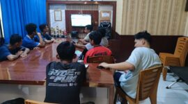 Jajaran anggota Polsek Buay Madang Timur bersama warga pencinta sepak bola saat menyaksikan pertandingan laga Pesta Bola Dunia 2026 antara Belgia vs Iran di Mako Polsek Buay Madang Timur, OKU Timur. 