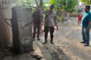 Anggota Polsek Buay Madang Timur, Polres OKU Timur, memeriksa kondisi selang dan mesin pengisian BBM Pertamini yang hangus terbakar di depan sebuah toko sembako di Desa Banyumas Asri, Kecamatan Buay Madang Timur, OKU Timur. 