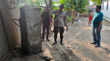 Anggota Polsek Buay Madang Timur, Polres OKU Timur, memeriksa kondisi selang dan mesin pengisian BBM Pertamini yang hangus terbakar di depan sebuah toko sembako di Desa Banyumas Asri, Kecamatan Buay Madang Timur, OKU Timur. 