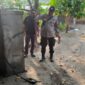 Anggota Polsek Buay Madang Timur, Polres OKU Timur, memeriksa kondisi selang dan mesin pengisian BBM Pertamini yang hangus terbakar di depan sebuah toko sembako di Desa Banyumas Asri, Kecamatan Buay Madang Timur, OKU Timur. 