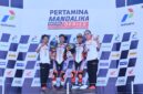 Di kelas Junior 250cc tim ART juga berhasil menambah koleksi dengan perolehan podium 3 oleh Nabil Sahzena (kedua dari kanan) saat race 1 hari sabtu. Lalu disusul oleh Azel Savero (ketiga dari kanan) yang juga sumbang podium dengan finish ke 2 hari minggu di kelas tersebut.