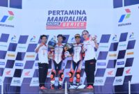 Di kelas Junior 250cc tim ART juga berhasil menambah koleksi dengan perolehan podium 3 oleh Nabil Sahzena (kedua dari kanan) saat race 1 hari sabtu. Lalu disusul oleh Azel Savero (ketiga dari kanan) yang juga sumbang podium dengan finish ke 2 hari minggu di kelas tersebut.