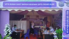 fhoto : stand layanan kesehatan gratis UPT rsd besemah dalam rangka hut pagar alam ke-25