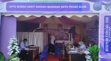 fhoto : stand layanan kesehatan gratis UPT rsd besemah dalam rangka hut pagar alam ke-25