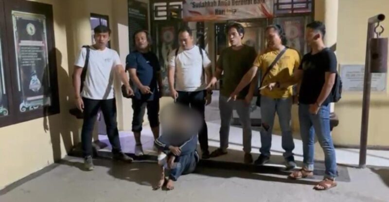 Pelaku saat diamankan.