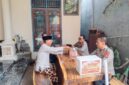Kapolsek Buay Madang Timur IPTU Swisspo, (kedua dari kanan) bersama personel Polsek Buay Madang Timur saat melaksanakan kegiatan anjangsana dan penyerahan bingkisan bansos di kediaman Purnawirawan Polri AKBP (Purn) Ruslan di Desa Srikaton, Kecamatan Buay Madang Timur, Kabupaten OKU Timur. 
