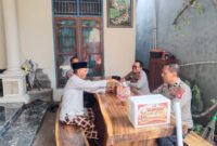 Kapolsek Buay Madang Timur IPTU Swisspo, (kedua dari kanan) bersama personel Polsek Buay Madang Timur saat melaksanakan kegiatan anjangsana dan penyerahan bingkisan bansos di kediaman Purnawirawan Polri AKBP (Purn) Ruslan di Desa Srikaton, Kecamatan Buay Madang Timur, Kabupaten OKU Timur. 