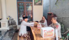 Kapolsek Buay Madang Timur IPTU Swisspo, (kedua dari kanan) bersama personel Polsek Buay Madang Timur saat melaksanakan kegiatan anjangsana dan penyerahan bingkisan bansos di kediaman Purnawirawan Polri AKBP (Purn) Ruslan di Desa Srikaton, Kecamatan Buay Madang Timur, Kabupaten OKU Timur.