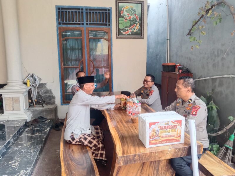 Kapolsek Buay Madang Timur IPTU Swisspo, (kedua dari kanan) bersama personel Polsek Buay Madang Timur saat melaksanakan kegiatan anjangsana dan penyerahan bingkisan bansos di kediaman Purnawirawan Polri AKBP (Purn) Ruslan di Desa Srikaton, Kecamatan Buay Madang Timur, Kabupaten OKU Timur. 