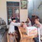 Kapolsek Buay Madang Timur IPTU Swisspo, (kedua dari kanan) bersama personel Polsek Buay Madang Timur saat melaksanakan kegiatan anjangsana dan penyerahan bingkisan bansos di kediaman Purnawirawan Polri AKBP (Purn) Ruslan di Desa Srikaton, Kecamatan Buay Madang Timur, Kabupaten OKU Timur. 