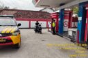 Personel Piket SPKT Regu III Polsek Buay Madang Timur memberikan imbauan kamtibmas kepada pengendara sepeda motor saat melaksanakan monitoring pengisian BBM di gerai Pertashop Jalan Raya Desa Karang Tengah, Kecamatan Buay Madang Timur, Kabupaten OKU Timur. 