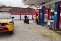 Personel Piket SPKT Regu III Polsek Buay Madang Timur memberikan imbauan kamtibmas kepada pengendara sepeda motor saat melaksanakan monitoring pengisian BBM di gerai Pertashop Jalan Raya Desa Karang Tengah, Kecamatan Buay Madang Timur, Kabupaten OKU Timur. 