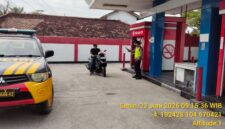 Personel Piket SPKT Regu III Polsek Buay Madang Timur memberikan imbauan kamtibmas kepada pengendara sepeda motor saat melaksanakan monitoring pengisian BBM di gerai Pertashop Jalan Raya Desa Karang Tengah, Kecamatan Buay Madang Timur, Kabupaten OKU Timur.