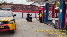 Personel Piket SPKT Regu III Polsek Buay Madang Timur memberikan imbauan kamtibmas kepada pengendara sepeda motor saat melaksanakan monitoring pengisian BBM di gerai Pertashop Jalan Raya Desa Karang Tengah, Kecamatan Buay Madang Timur, Kabupaten OKU Timur. 