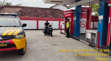 Personel Piket SPKT Regu III Polsek Buay Madang Timur memberikan imbauan kamtibmas kepada pengendara sepeda motor saat melaksanakan monitoring pengisian BBM di gerai Pertashop Jalan Raya Desa Karang Tengah, Kecamatan Buay Madang Timur, Kabupaten OKU Timur.