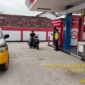 Personel Piket SPKT Regu III Polsek Buay Madang Timur memberikan imbauan kamtibmas kepada pengendara sepeda motor saat melaksanakan monitoring pengisian BBM di gerai Pertashop Jalan Raya Desa Karang Tengah, Kecamatan Buay Madang Timur, Kabupaten OKU Timur. 