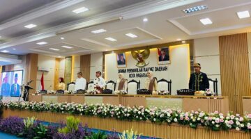 fhoto : ketua dan wakil ketua dprd bersama gubernur sumsel serta walikota dan wakil walikota pagar alam pimpin sidang paripurna hut kota pagar alam ke-25