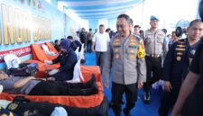 Kapolda Sumsel Irjen Pol Dr. Sandi Nugroho saat meninjau langsung layanan kesehatan gratis.