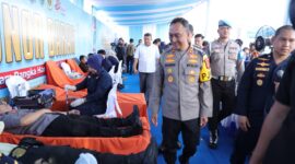 Kapolda Sumsel Irjen Pol Dr. Sandi Nugroho saat meninjau langsung layanan kesehatan gratis.