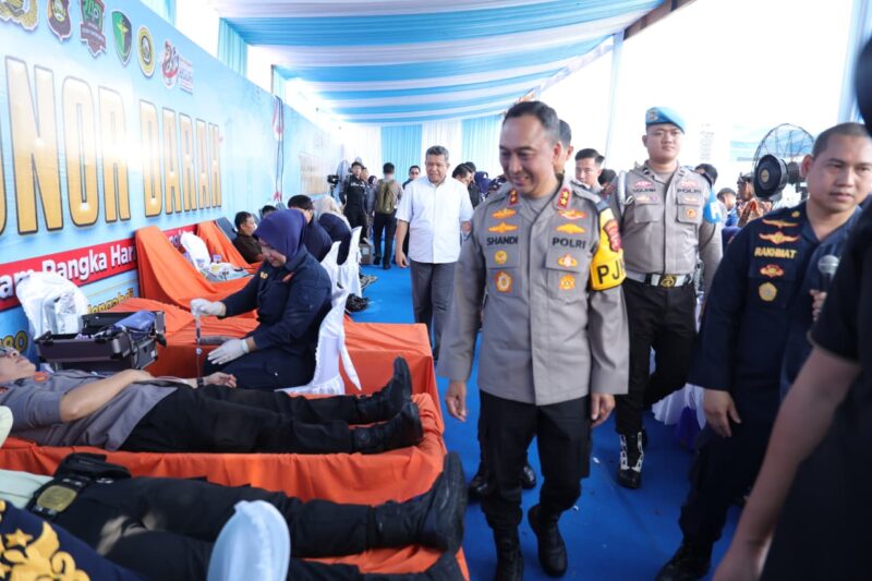 Kapolda Sumsel Irjen Pol Dr. Sandi Nugroho saat meninjau langsung layanan kesehatan gratis.