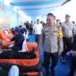 Kapolda Sumsel Irjen Pol Dr. Sandi Nugroho saat meninjau langsung layanan kesehatan gratis.