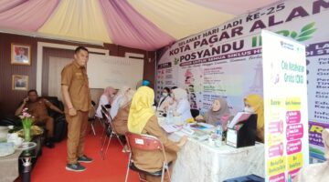fhoto : tampak layanan kesehatan gratis di stand dinas kesehatan dalam rangka hut pagar alam ke-25